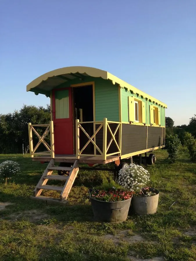 La Roulotte Magic ! Des Grillots Bed & Breakfast Beaulon