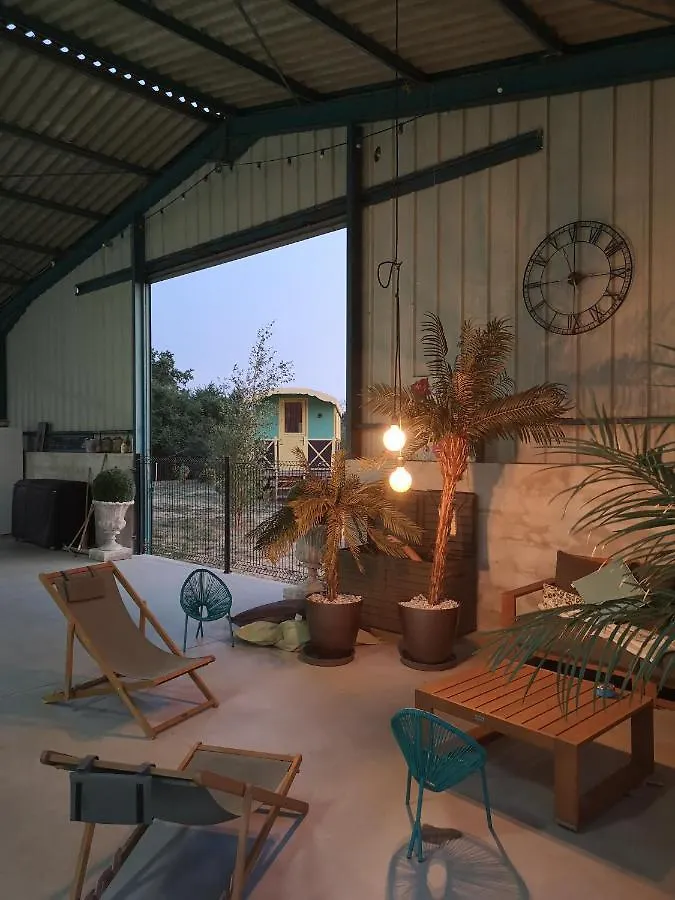 La Roulotte Magic ! Des Grillots Bed & Breakfast Beaulon 0*,  France
