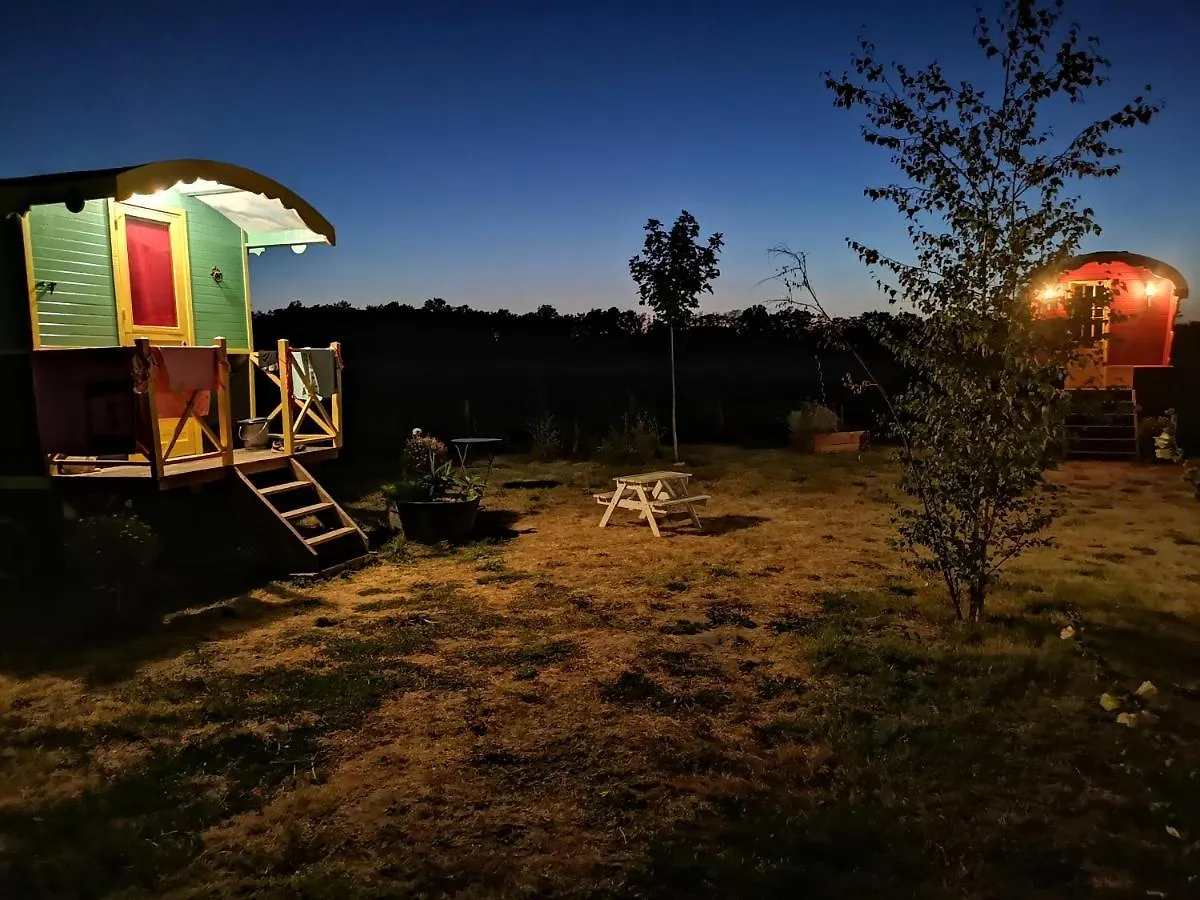 La Roulotte Magic ! Des Grillots Bed & Breakfast Beaulon 0*,