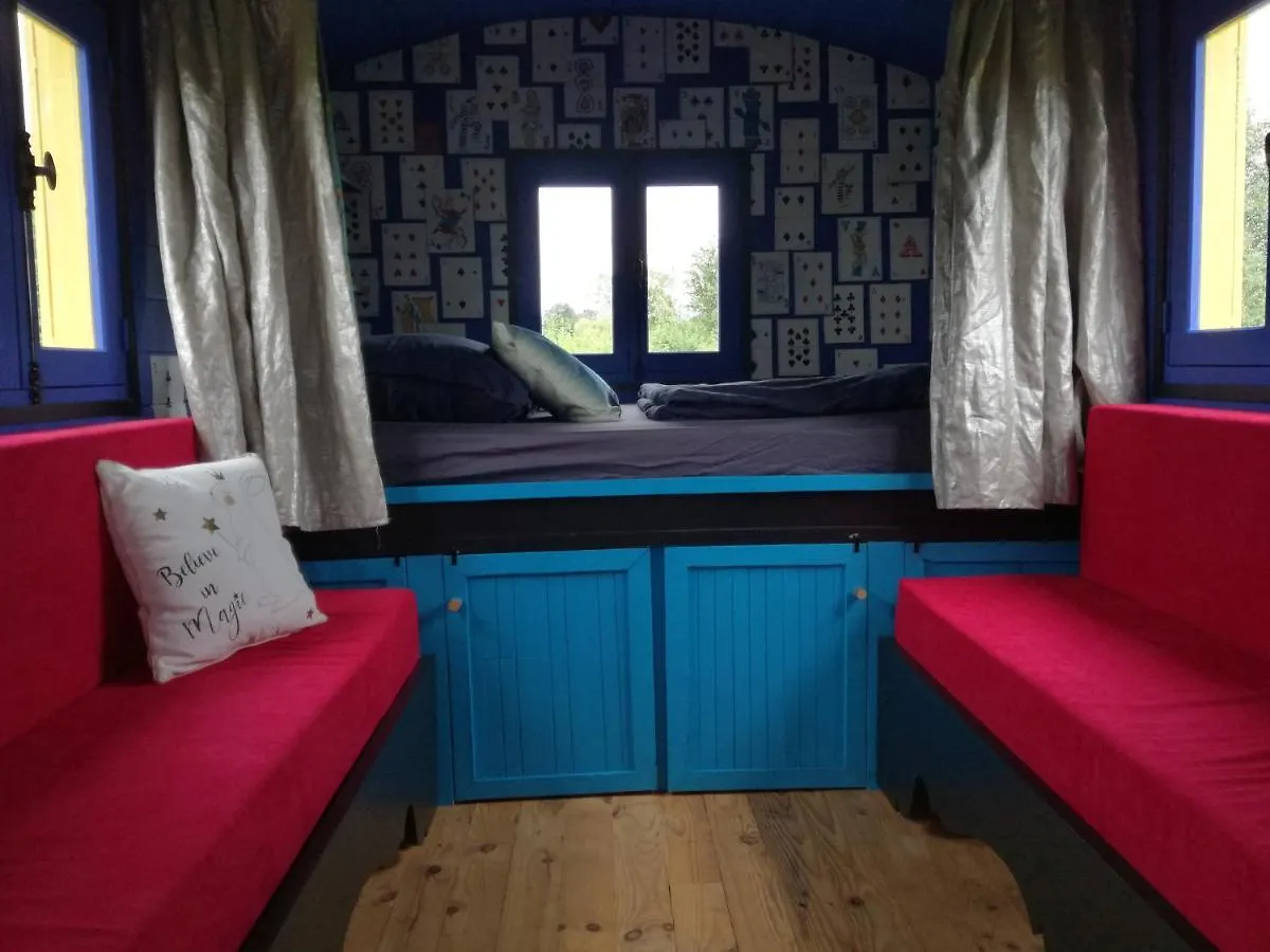 La Roulotte Magic ! Des Grillots Bed & Breakfast Beaulon